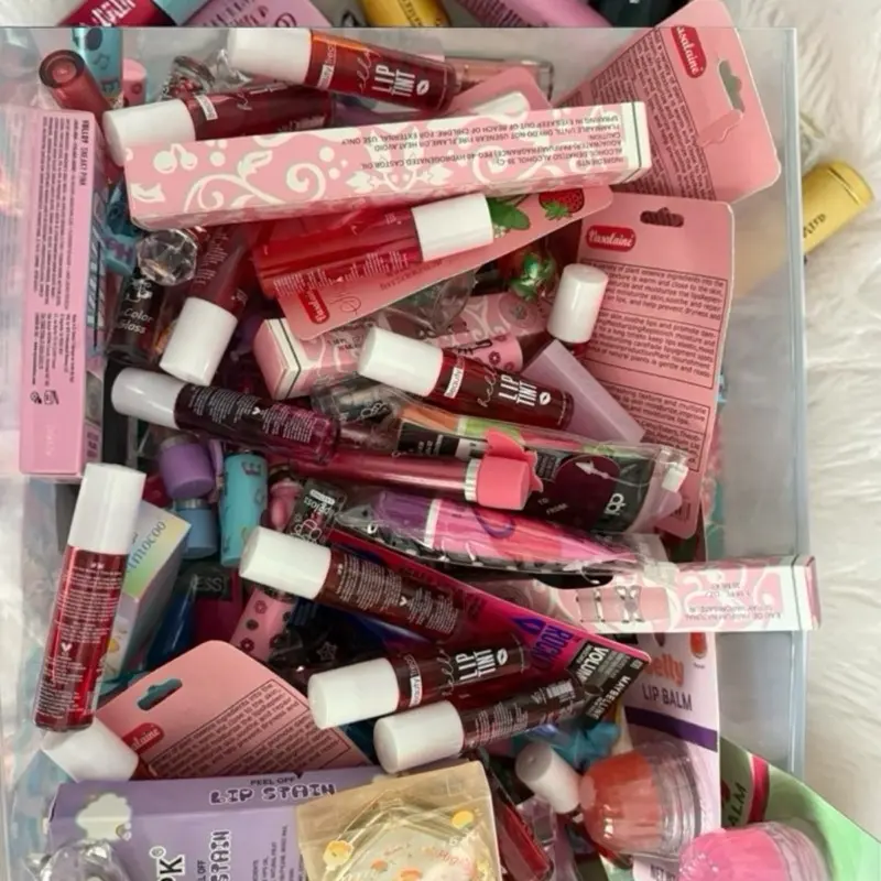 Scoop of lip glosses