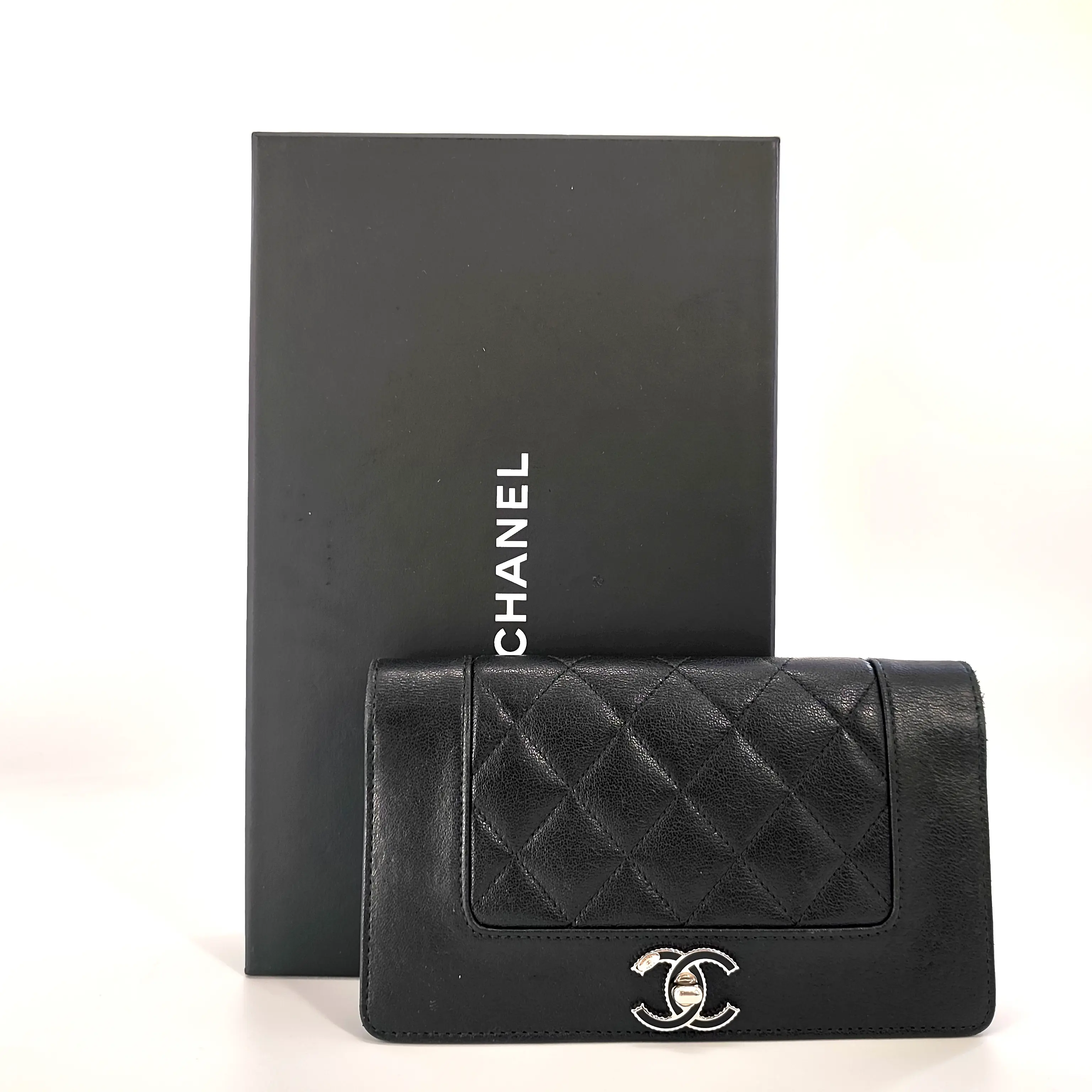 Pre-owned CHANEL leather wallet Sheepskin Quilted Mademoiselle Vintage Zip Around JV00335