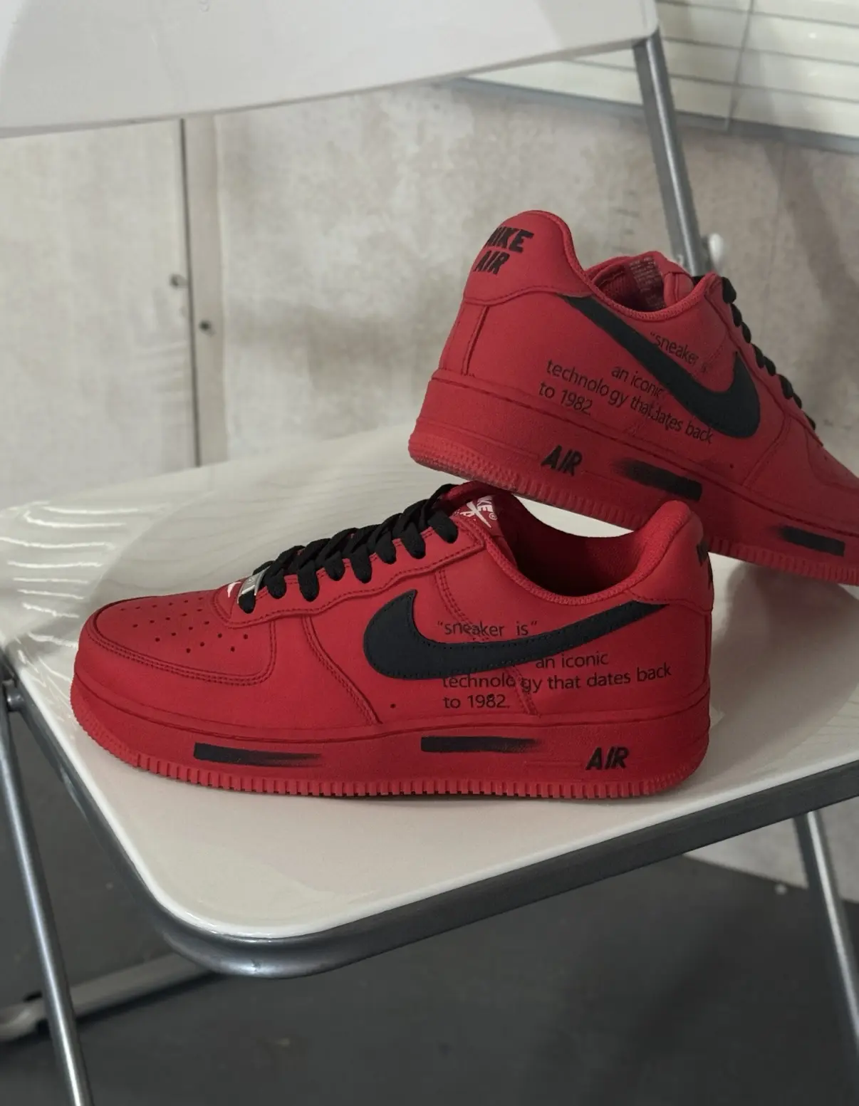 Fashion Monochrome Red Matte Leather Low Cut Sneakers Anti-Slip Matching Red Rubber Sole Shock Absorb Skate Shoes For Daily Outfits