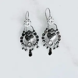 Bello, femenino y elegante aretes diseño filigrana . Plata mexicana 925