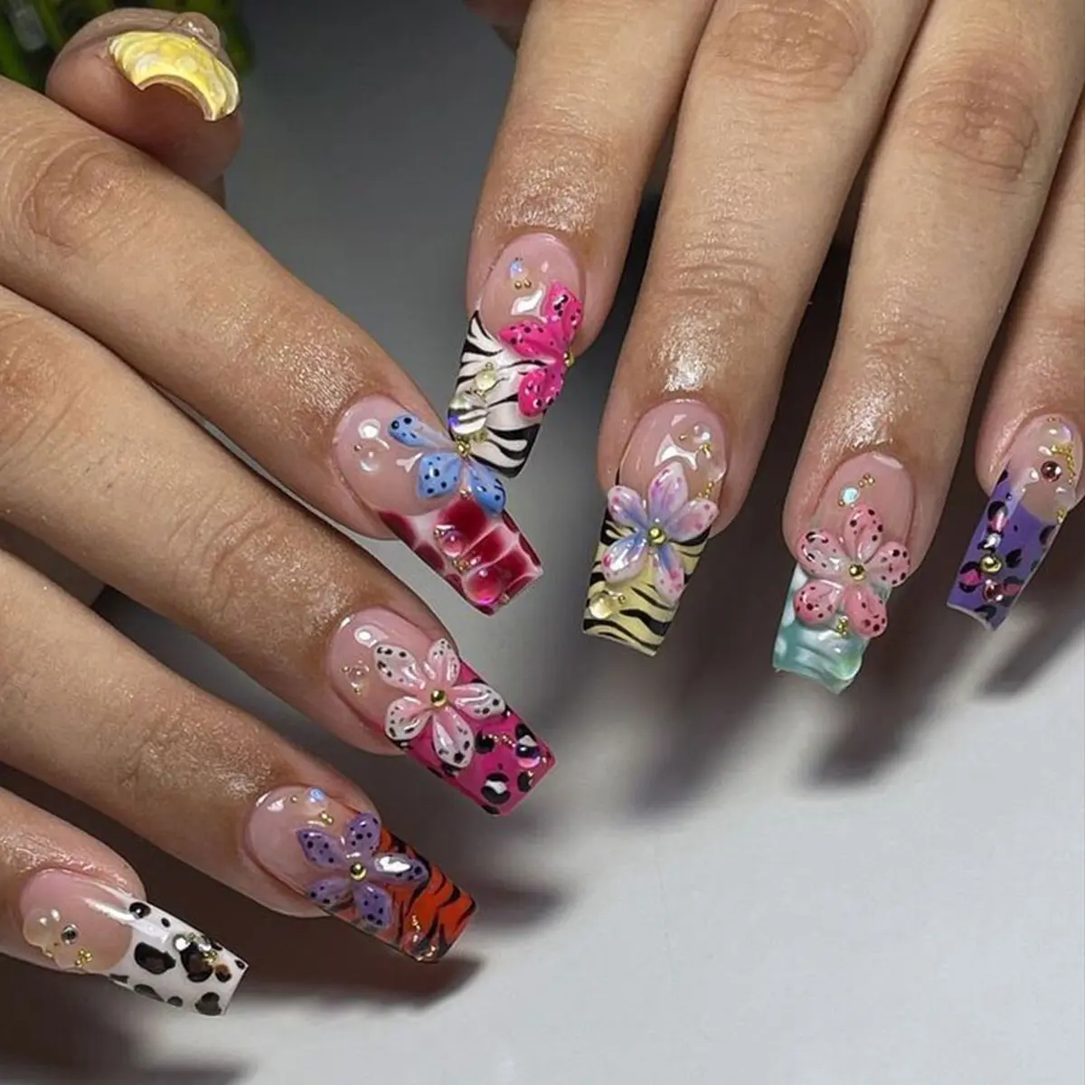 24pcs European Style 3D Floral Nail Art, Flower Design Nails, Colorblock Animal Print Detachable Wearable Nails, Glossy Medium Square Shape