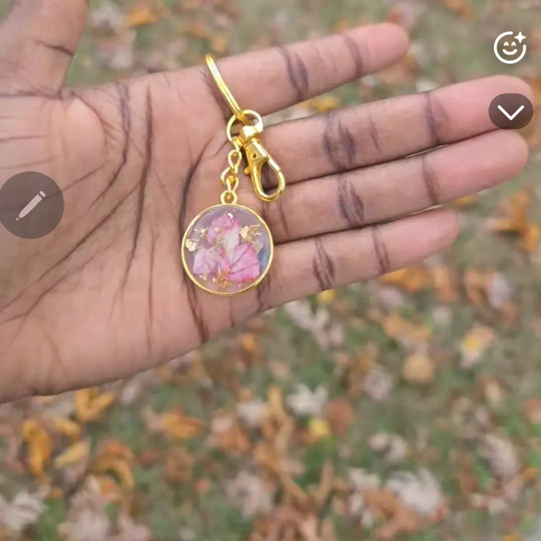 Pink and Gold Flower Resin Keychain - Durable Resin Material with Elegant Flower Design for Stylish Keyholders and Unique Gifts