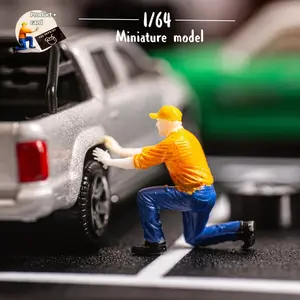 1:64 Scale Kneeling Mechanic Figure, Reaching Out Miniature Resin Figurine, Model Car Accessory, Hand-Painted Statue for Diorama, City Street, Train Layout & Macro Photography Decor