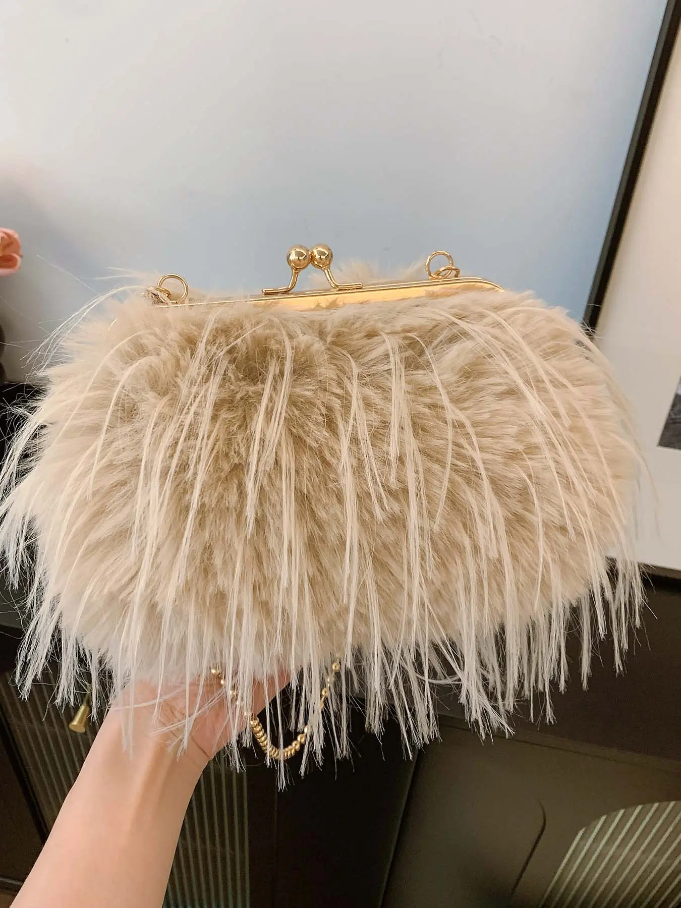 Simple plush tassel gold bag, metal clip chain crossbody evening bag, hand-held small square bag, Fashion Purses, niche design, suitable for activities, daily travel, Crossbody Clutch Purse