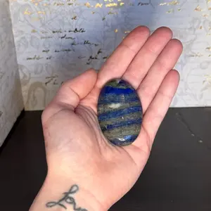 Lapis lazuli palm stone