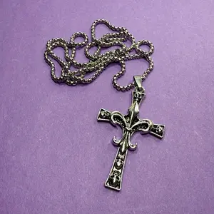 Heavyweight Cross Necklace Vintage 50cm Unisex Stainless Steel Chain Jewelry with Unique Floral Design for Men and Women Retro Elegance