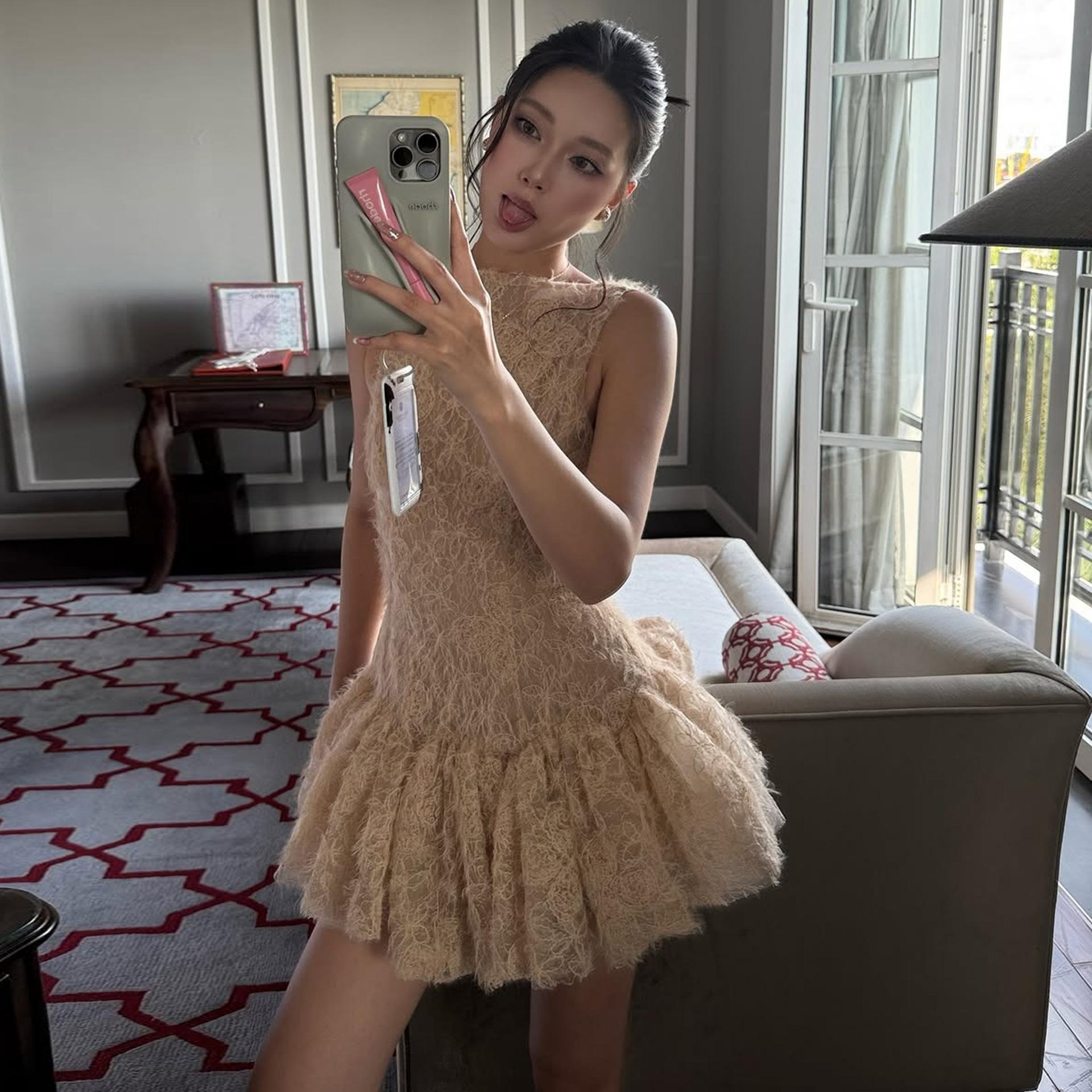 2026 Autumn/Winter New Women's Dress: Elegant and Chic, Waist-Cinching, Figure-Flattering, Backless, Sleeveless Dress