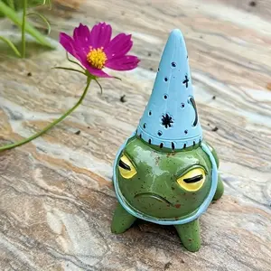 Cute Hat Wearing Frog Statue, Resin Mini Garden Ornament, Country Style, Fairy Tale Decorative Garden Decor, Indoor Outdoor Use