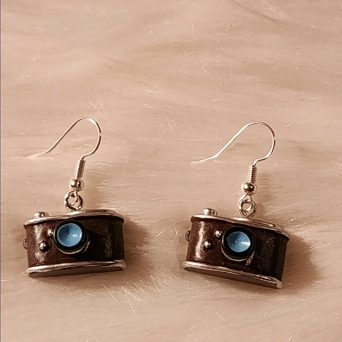 Vintage Camera Earrings - Retro Hook Design for Nostalgic Charm and Unique Style