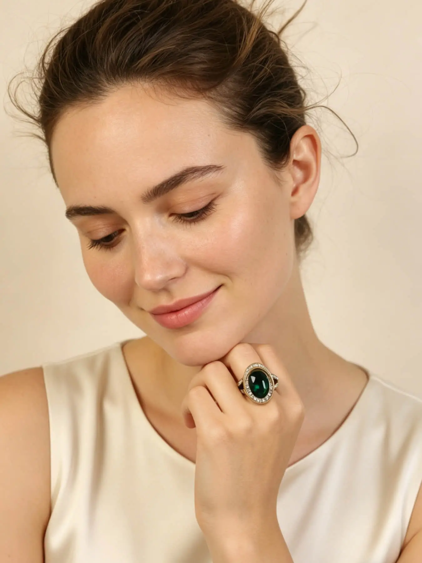 This vintage emerald ring is set with rich emerald as the main stone, paired with a full diamond border design. It is both luxurious and retro, suitable for daily wear, and is also a surprising and exquisite small gift.