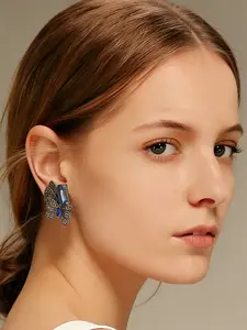 1 pair of retro and elegant blue diamond studded earrings, suitable for daily commuting, vacation and dating, and also a surprising and exquisite small gift.