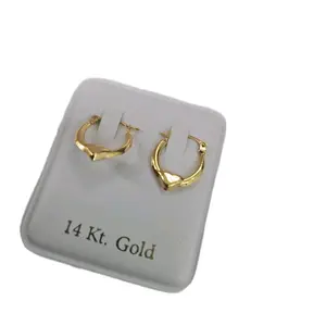 Arete -arracadita Ligera de oro real de 14k .  Diseño de corazon para sus princesas !