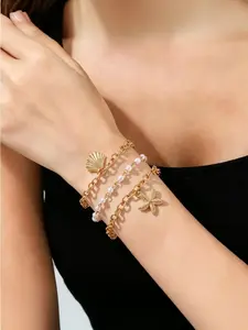 This bohemian-style three-strand bracelet is perfect for summer beach wear and is an ideal choice for travel and the beach.