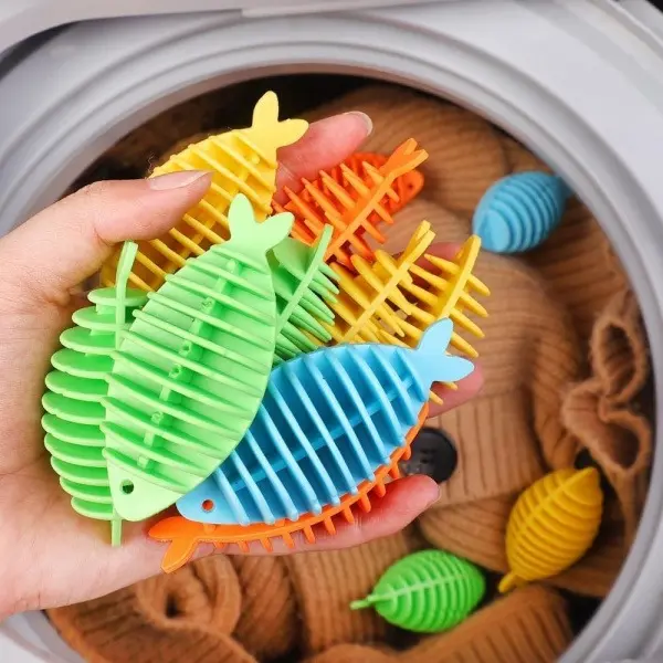 4pcs A laundry ball that prevents tangling, removes wrinkles, and makes clothes fluffy. By rubbing against the clothes, it effectively reduces surface wrinkles and makes the clothes smoother
