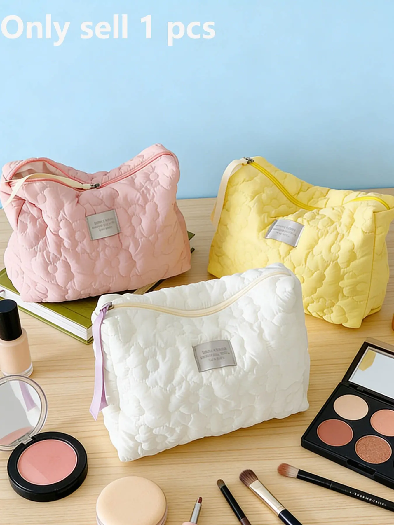 2026 Trending Floral Quilted Makeup Bag, Cute Cloud Cosmetic Pouch, Portable T avel Toiletry Organizer for Women, Aesthetic Storage Bag, Handheld Cosmetic Pouch, Travel Cosmetic Bag