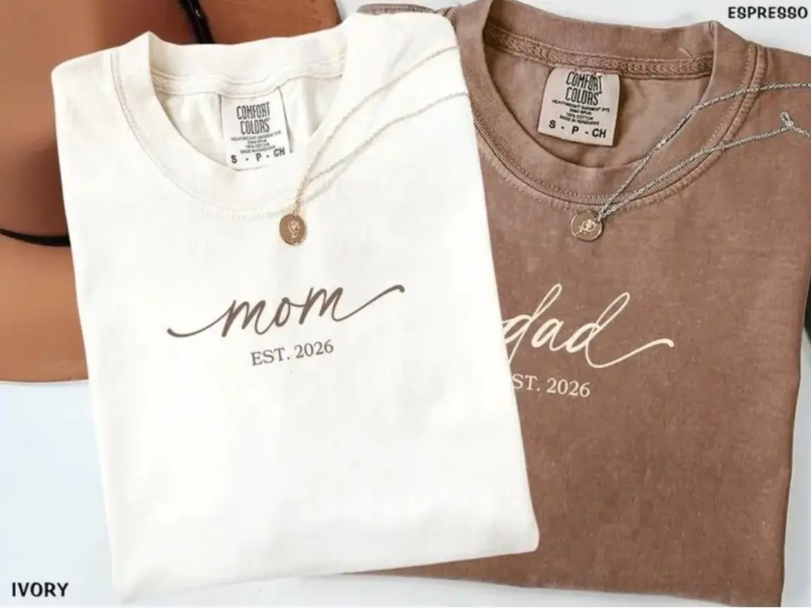 Comfort Colors Mom Dad T-shirt, Matching Est 2026 Outfit, Custom Pregnancy Reveal Gift, Trendy Maternity Shirt, Baby Announcement, Matching Parent Tee