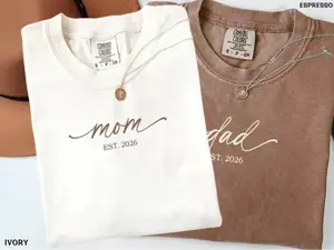 Comfort Colors Mom Dad T-shirt, Matching Est 2026 Outfit, Custom Pregnancy Reveal Gift, Trendy Maternity Shirt, Baby Announcement, Matching Parent Tee