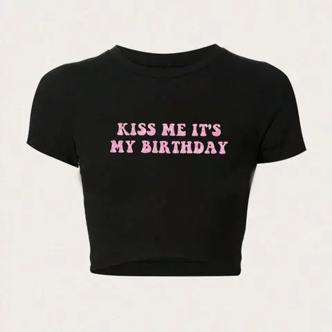 Women's " Kiss Me It's My Birthday " Slogan Print Round Neck Soft Crop Tee Top, Fashion Casual Streetwear Vibe Style Crew Neck T-shirt Fit for Daily Holiday Vacation Outdoor Wear, Ladies Clothes for All Seasons, Casual Cropped Tees, Womenswear