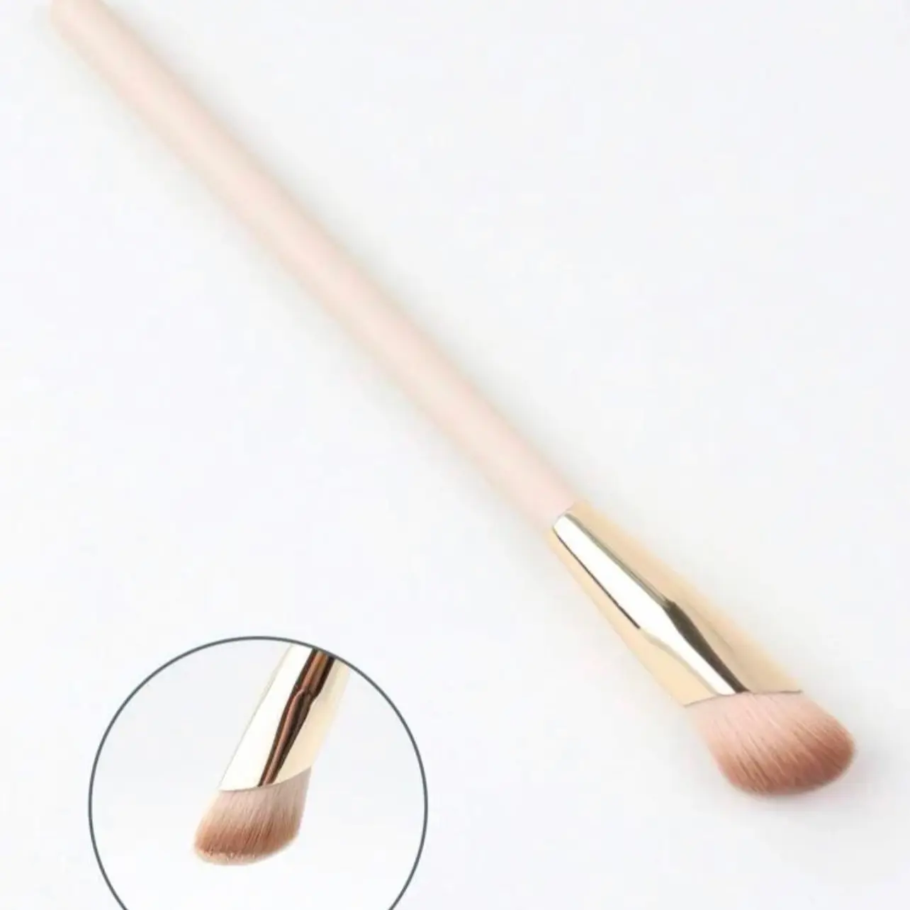 Makeup concealer brush