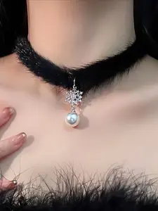 Lady's Elegant Christmas Snowflake Pendant Necklace - Sparkling White Gold Plated Clavicle Chain, Holiday Party Jewelry Gift, Suitable for Daily Wear and Celebrations