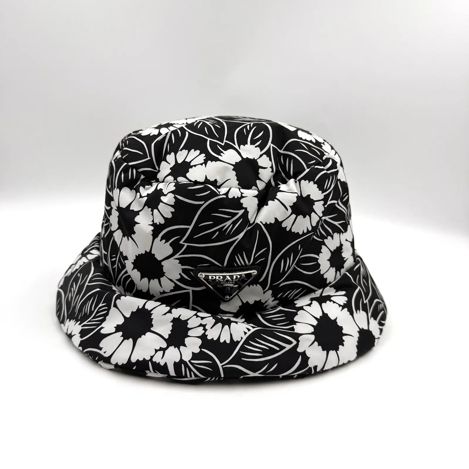 Pre-owned US0135 11.28 92 Prada re nylon bucket hat floral black and white