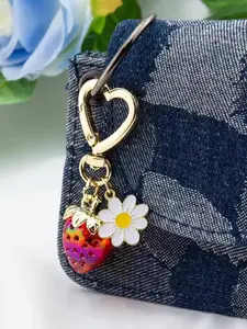 Sunflower Strawberry Keychain Pendant Creative Love Button Daisy Bag Pendant Hanging Accessory Keychain Strawberry, suitable for daily wear, vacation and dating occasions, and is also a surprising exquisite small gift.