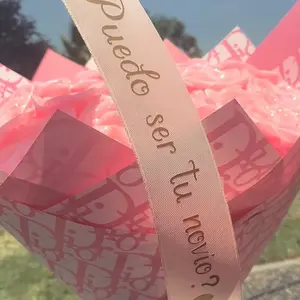Puedo ser tu novio ? Ramo con rosas rositas con glitter y rosa blanca en el medio!