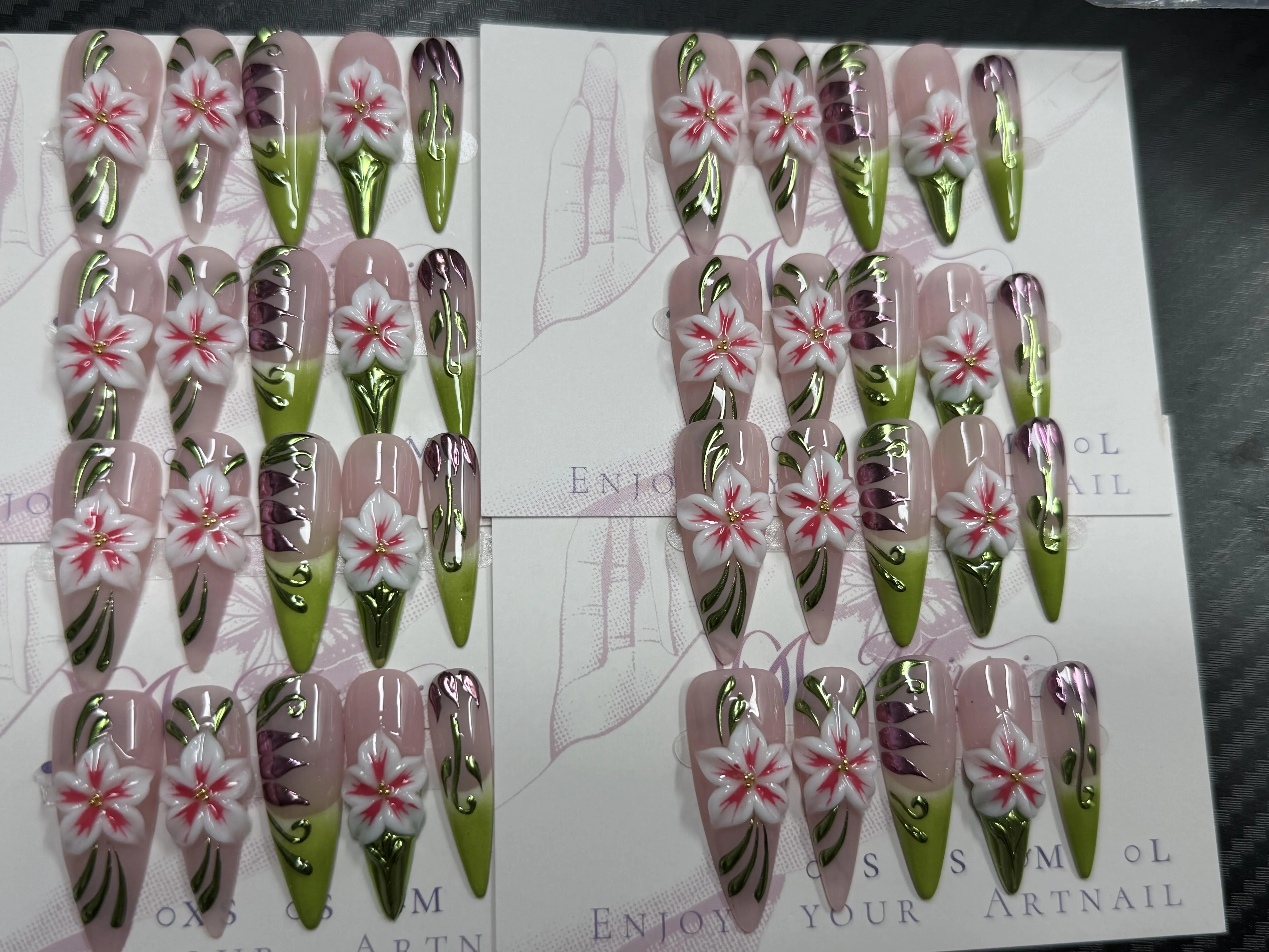 Lucy(16289)gc.Grenn flower nails 5$ each