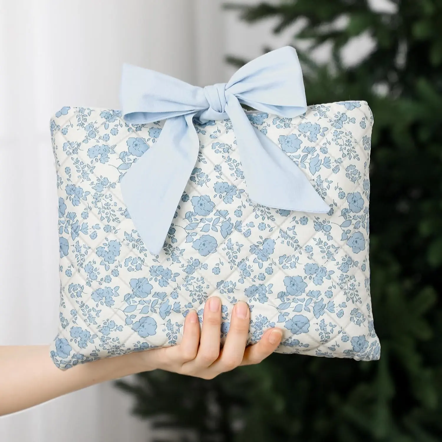 Cotton Quilted Bow Bible Sleeve with Zipper Pockets, Padded Washable Protector Bag for Women, Includes Prayer Cards, Small Notebook & Pen, Christian Office Stationery Gift, Study Bibles, Medium To Large Bibles