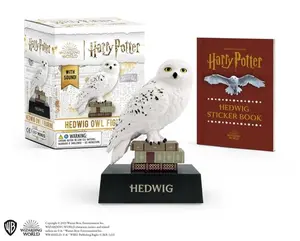 Harry Potter: Hedwig Owl Figurine: With Sound! [With Battery] -- Warner Bros Consumer Products Inc - Paperback
