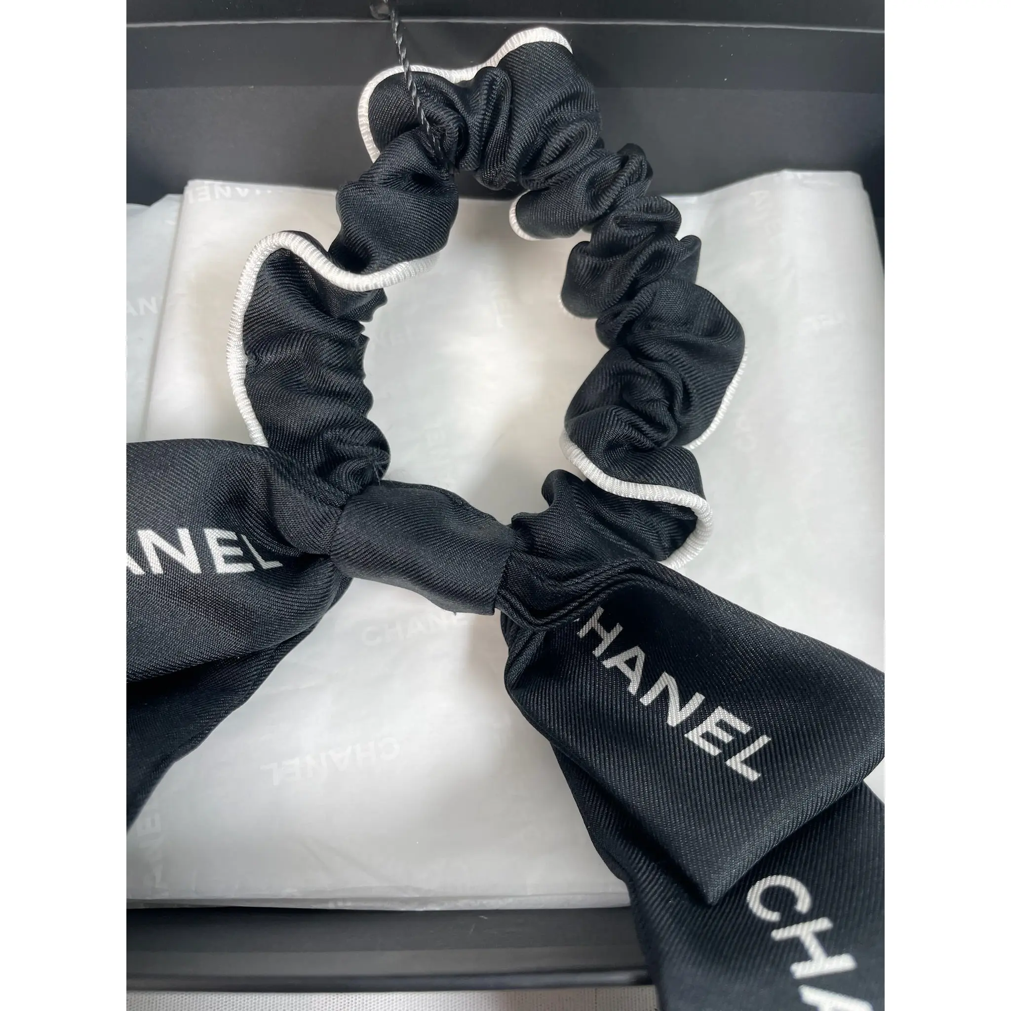 Pre-owned M0707 23 Chanel Silk Hair Tie in Black & Ivory