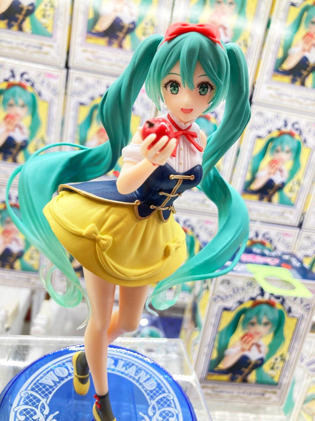 18cm Hatsune Miku Wonderland Shirayuki Hime PVC Official Anime Figure Figurine Collectible Model Table Ornament Fan Collection Holiday & Birthday Gifts