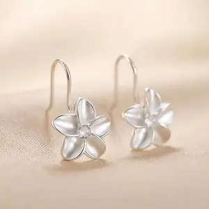 A pair of simple flower stud earrings, small and versatile, suitable for everyday wear, as well as a gift for holidays, loved ones, friends, and family.