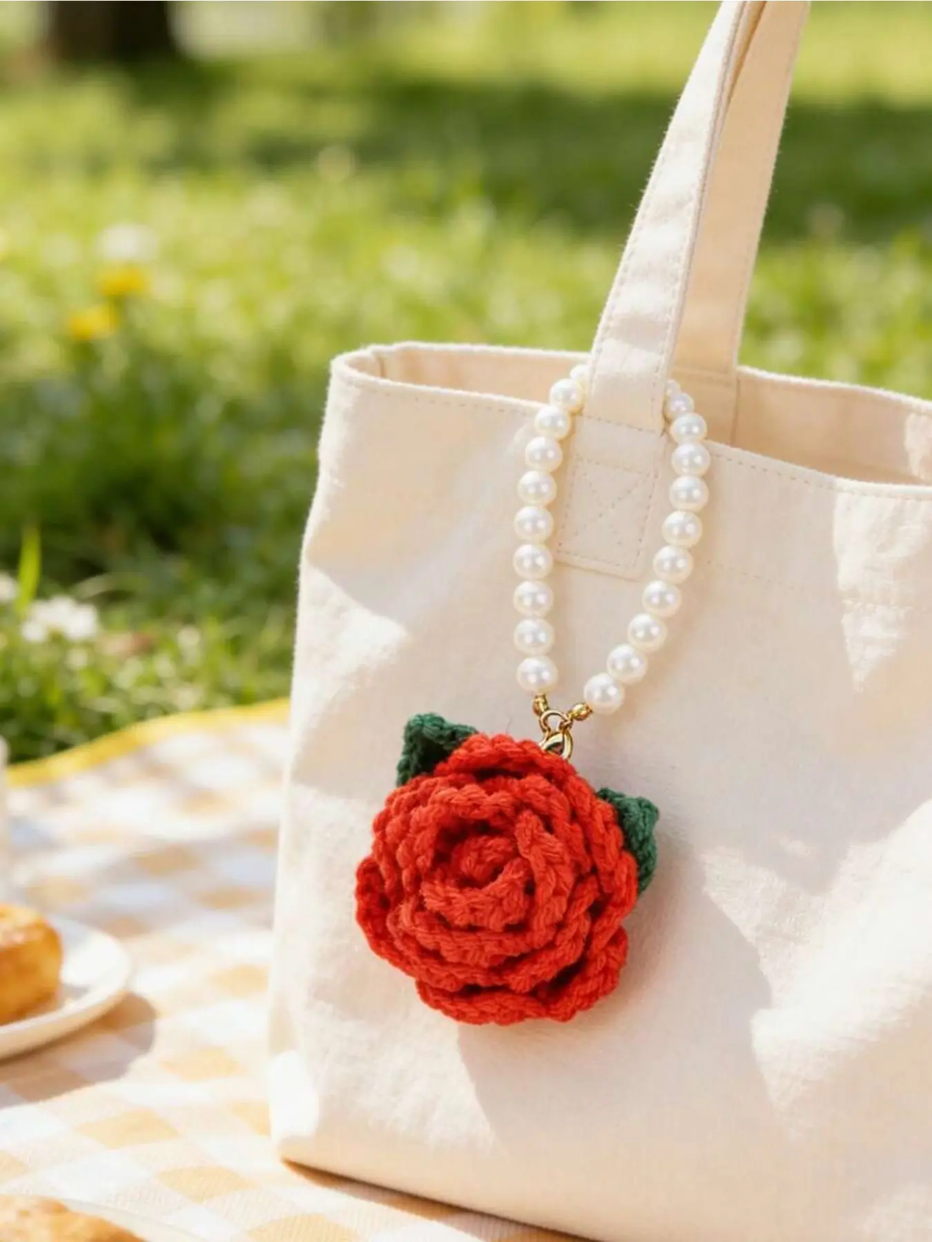 Hand-crocheted red rose keychain with pearl chain, romantic rose pendant, vintage knitted flower bag decoration, elegant flower and pearl pendant, handmade crocheted rose-shaped romantic bag charm suitable for handbags