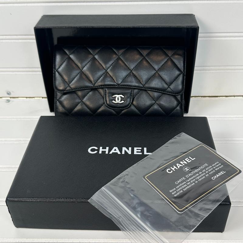 Pre-owned CHANEL leather Small Leather Goods Lambskin Matelasse Bi fold Long Black Wallet