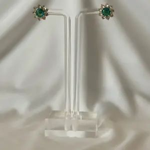 Aretes de flor color piedra oscura azul y blanca cierre click