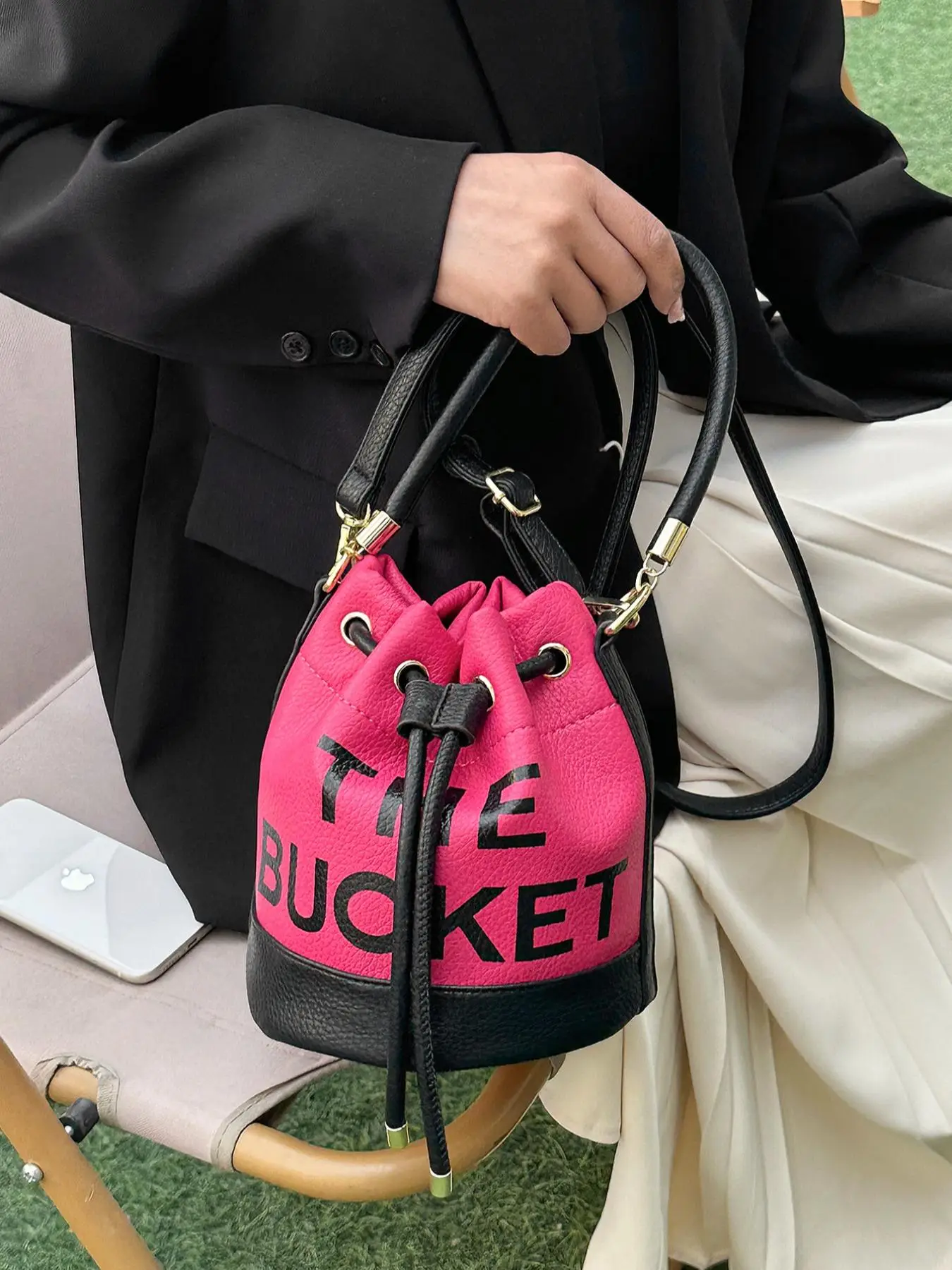 Fashionable Colorblock Letter Print Bucket Bag, Women's Trendy Drawstring Design Handbag with Adjustable Strap, New Fashion Bucket Handbag for Daily U