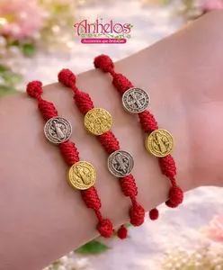 Pulsera 7 nudos con dije doble de San Benito de Abad dorado y plateado/ Bracelet with 7 knots and a double charm of Saint Benedict the Abbot in gold and silver.