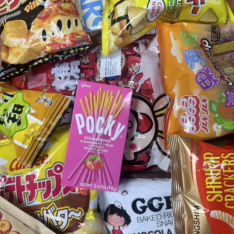 12 Full-Size Items Assorted Asian Snacks Mystery Box -4~5lbs Package Weight Included- Sweet & Savory items Rice crackers, Candies, Jellies, Gummy, Chips, Beverages - Perfect Gift Bundle Random Surprise Set