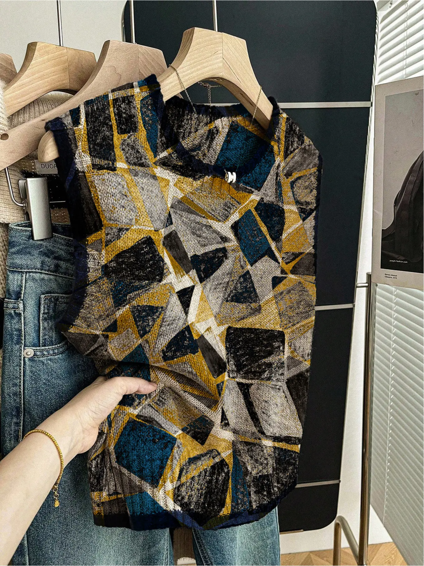 1 piece Spring/Summer Back-to-School Casual Style Loose Round-neck Sleeveless Knitted Vest, Casual Fitted Vest, Color-Contrasting Dark Blue Edged Patchwork Geometric Print for Women, suitable for wearing alone or with a jacket