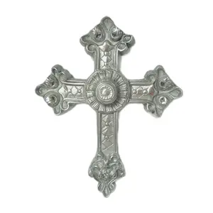 Bella Cruz Con Diseño Del Medalla Del Santísimo Sacramento. Hecho de pewter pulido mexicano.