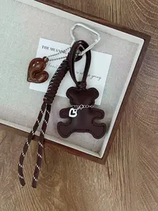 1 PC Cute Leather Bear-Shaped Keychain with a Heart-Shaped elastic buckle and a unique heart-shaped pendant. Suitable for bags, car keychains, and fashion accessories. The perfect gift for friends and family.