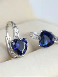 Luxurious and sparkling sapphire blue ocean heart silver three-prong ladies' ear studs Exquisitely designed party jewellery for women High-end jewellery gift