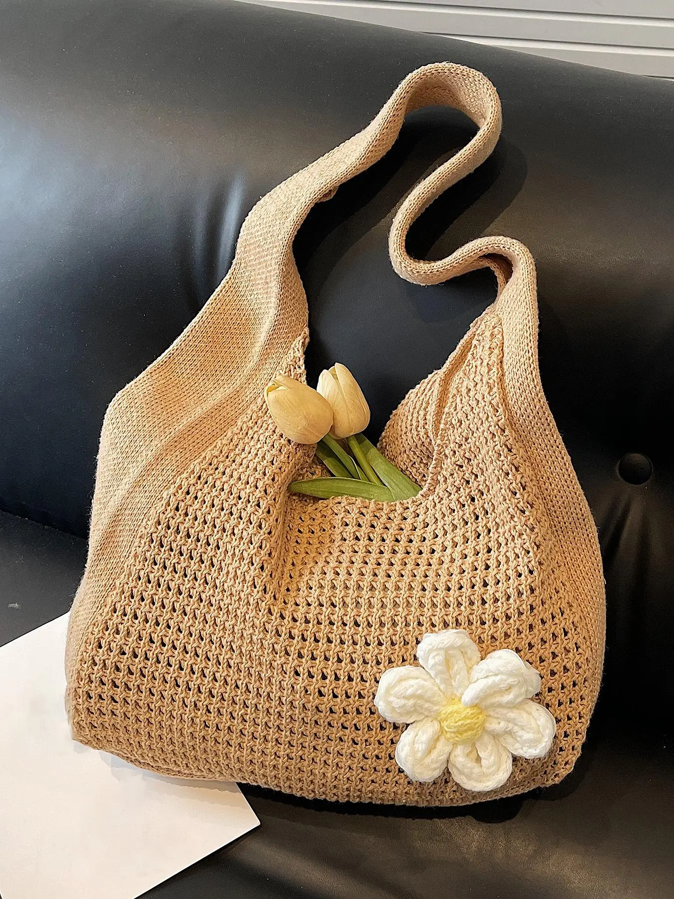 Hand-woven hollow knitted bag, flower-decorated literary shoulder handbag, Crossbody Tote Bag, Fashion crossbody purse, all-match handbag shoulder bag, literary and fresh style, Boho style crossbody, suitable for students, daily commuting, etc.