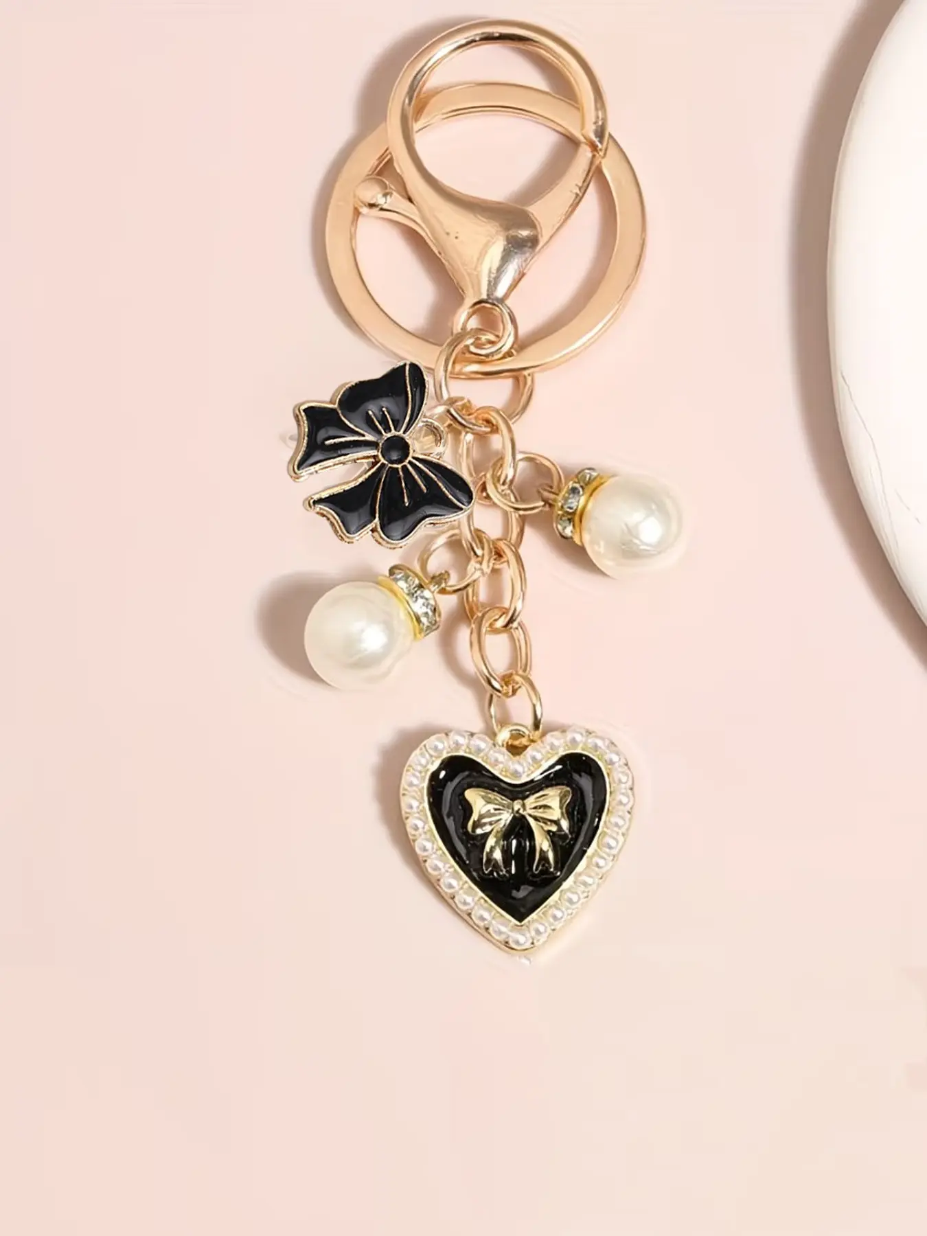 French-style vintage heart 'faux pearl' keychain, paired with 'faux pearl' and bow charms, a bag accessory for girls' work bags, keychain, dating and outing accessory, vintage-style gift, Keychain Pendant