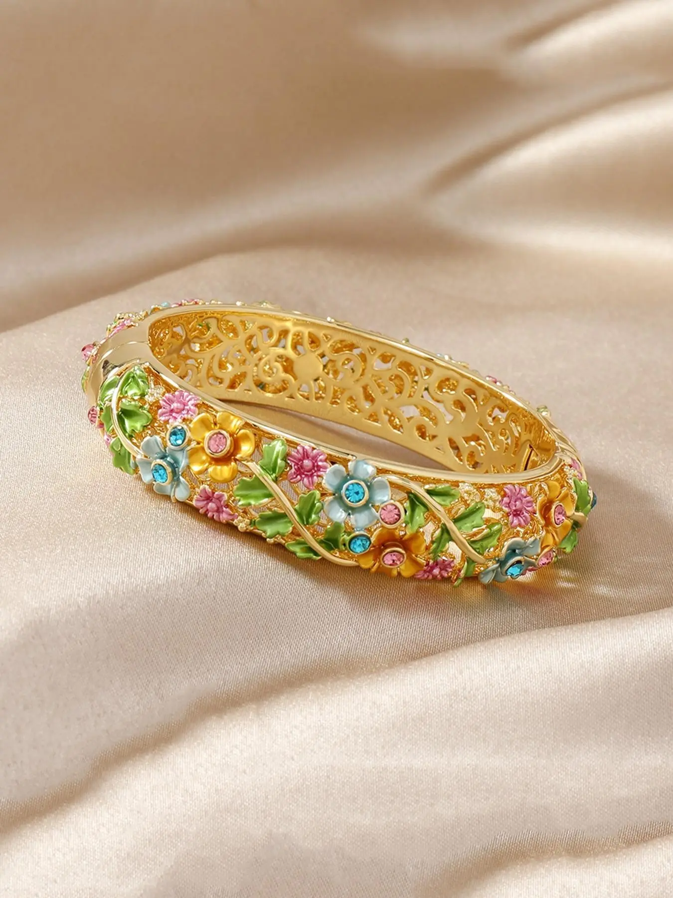 Vintage Flower Design Bangle, Fashionable Hollow Out Detail Design Bangle for Women & Girls, Trendy All-match & Exquisite Jewelry for Birthday Gift, Copper Material, Vintage Floral Design, Perfect Gift, Flower Design Bracelet