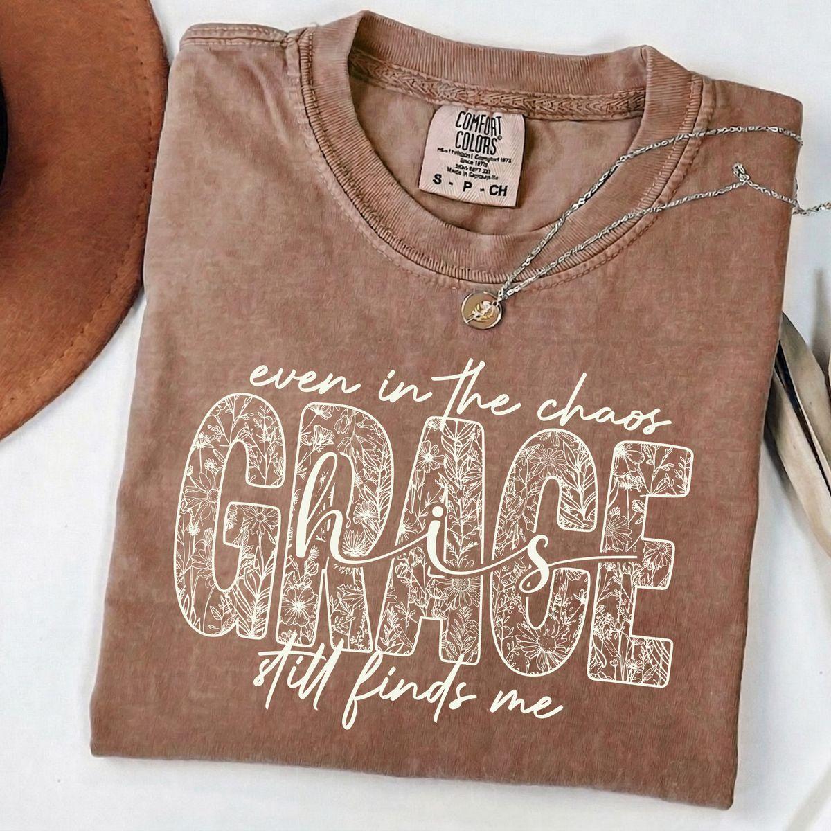 Comfort Colors His Grace Still Finds Me T Shirt, Christian Floral Scripture Graphic With Faith Message And Calm Uplifting Energy, Trendy Graphic Cotton Gift Style With Vintage Soft Look And Peaceful Spiritual Vibe, Unisex Casual Graphic T Shirt