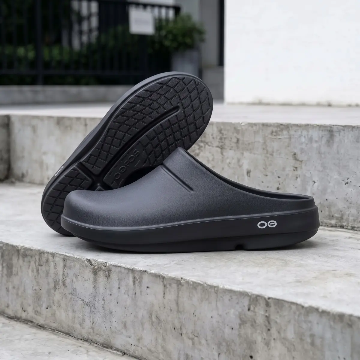 OOFOS OOcloog Recovery Clogs | Unisex Closed Toe Backless Mules with Arch Support