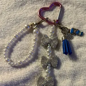 Stylish Pearl Keychain with Blueberry Charm, Engraved Phrase Acrylic Keychain Set, Chain Clips Fashion Accessory for Enthusiasts, Stylish Keychain
