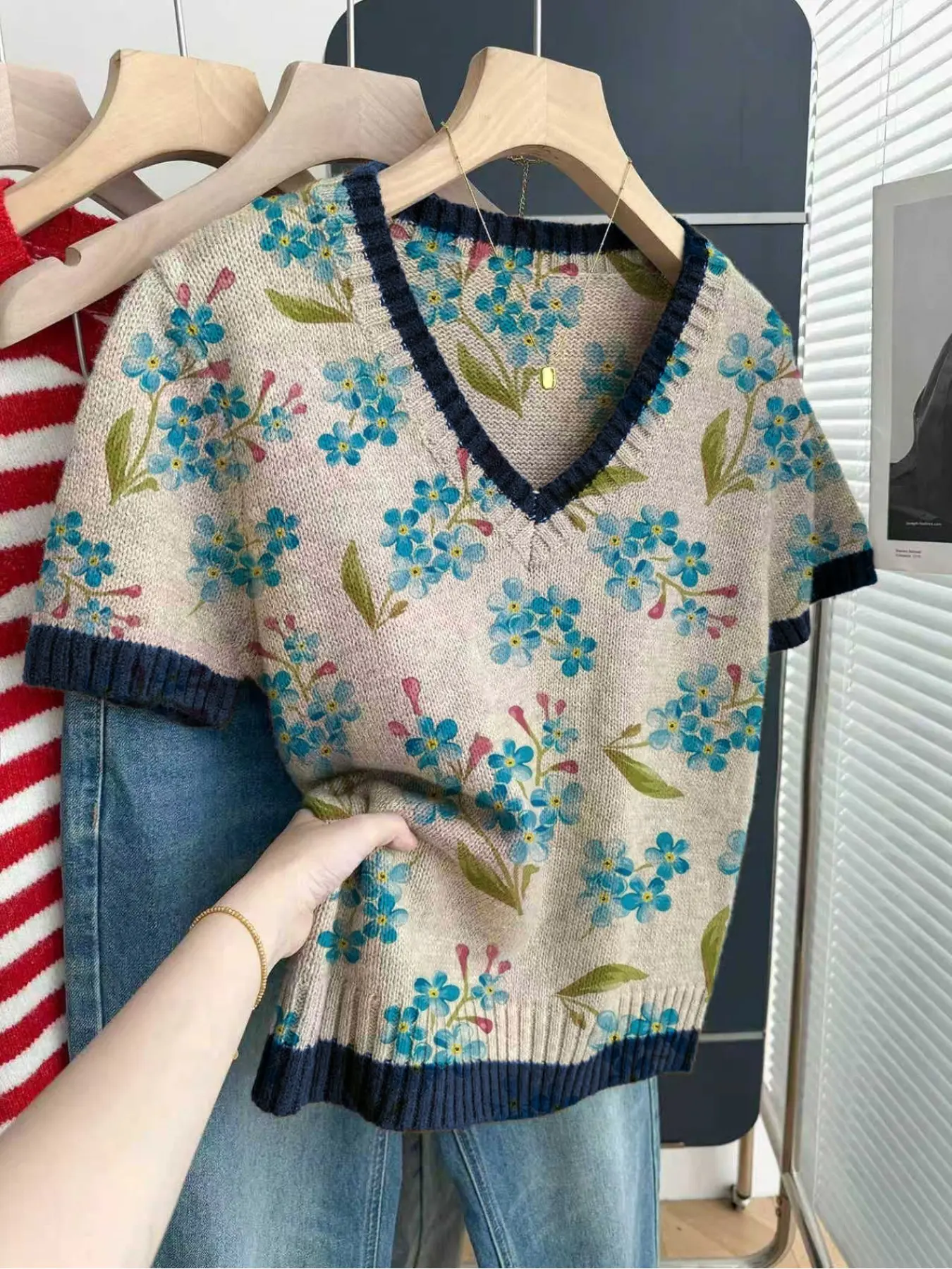 Casual loose V-neck short-sleeve knit top with contrast trim and blue floral print. Perfect for spring andsummer, ideal for women's daily wear. Available in khaki and other styles Fashion Knitwear Knitted top